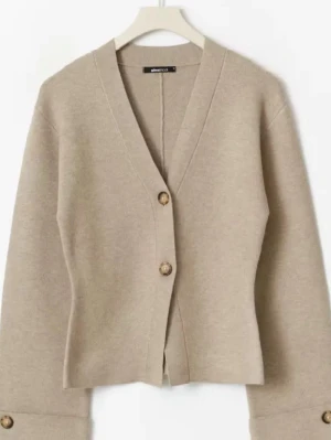 Beige kofta från Gina Tricot - Säljer min beiga kofta från Gina, använd 1 gång💕slutsåld på hemsidan!