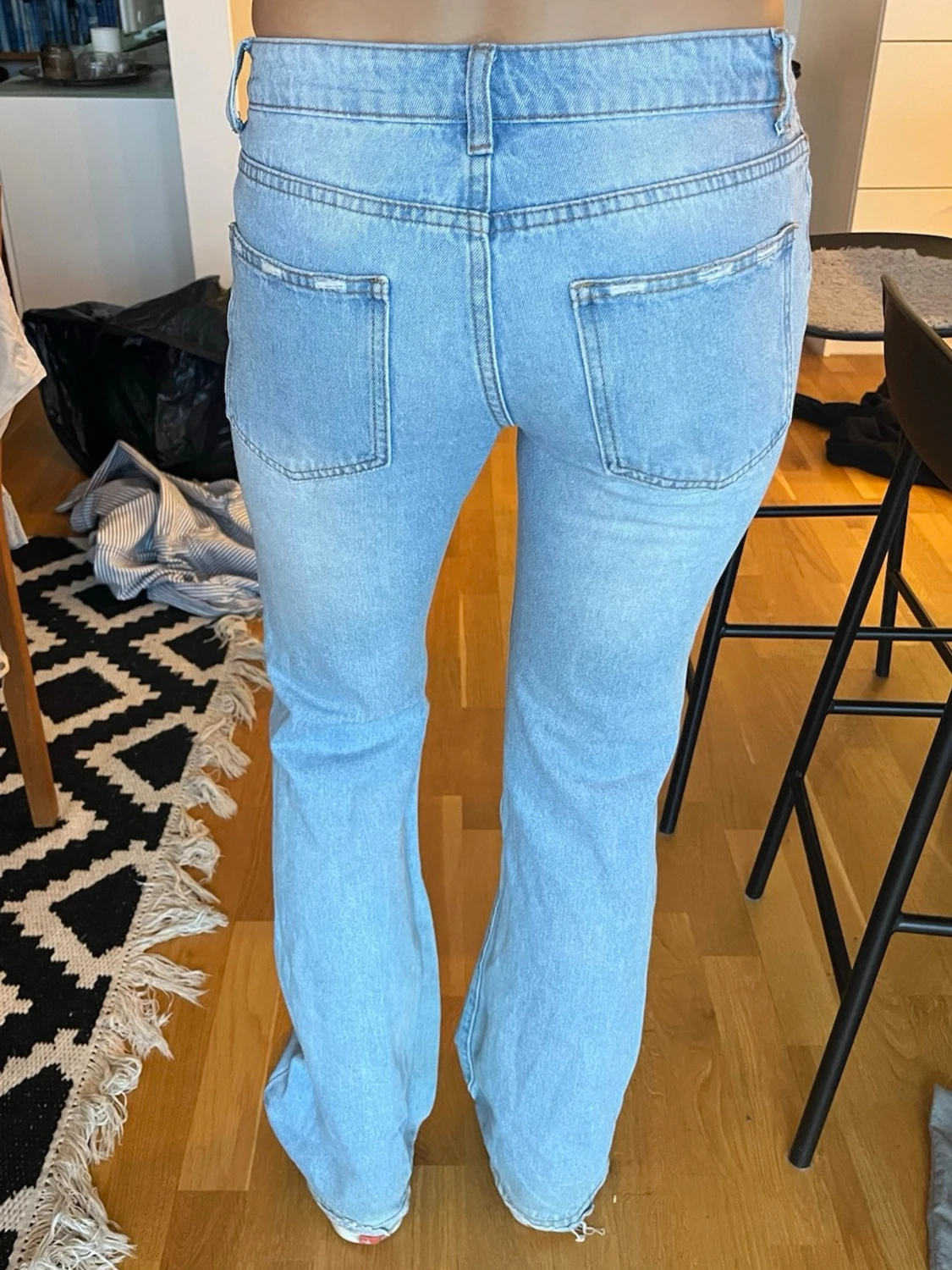 Ljusblå bootcut jeans med slitningar - 3