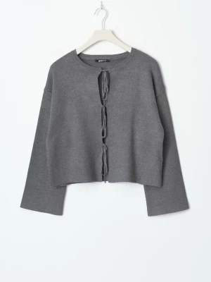 Grå kofta med snörning från Gina Tricot - Säljer en grå kofta från Gina Tricot med snygg snörning framtill. Koftan är croppad med lång ärm och har en enkel, stilren look. Perfekt att slänga över en topp för en chill vibe.