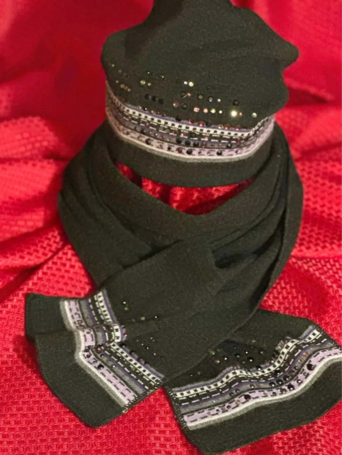 Svart stickad mössa & halsduk set 70%ull, 30% akryl..   - 1