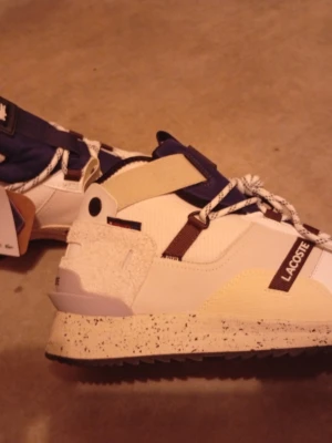 Nya lacoste skor, Alpha Industries bomberjacka,EA7 set, 2st Sergio taccini set, 1 siksilk set - Alpha Industries bomberjacka med luva. Helt nya aldrig använda lacoste sneakers. ett orange och blått träningsset från EA7. samt ett svart med vita detaljer träningsset från Sergio Tacchini, och ett exakt likadant träningsset från Sergio Taccini fast svart med oranga detaljer!