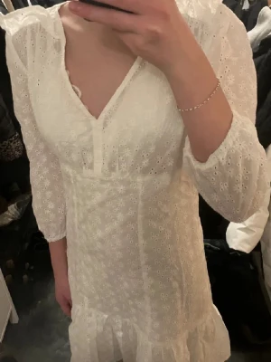 Vit volang klänning - En somrig och söt klänning i väldigt bra skick! Skriv vid frågor❣️
