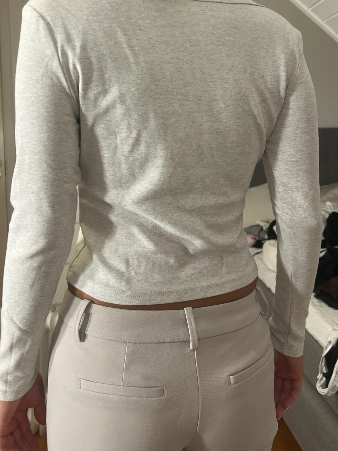 Ljusgrå croppad långärmad tröja - 1