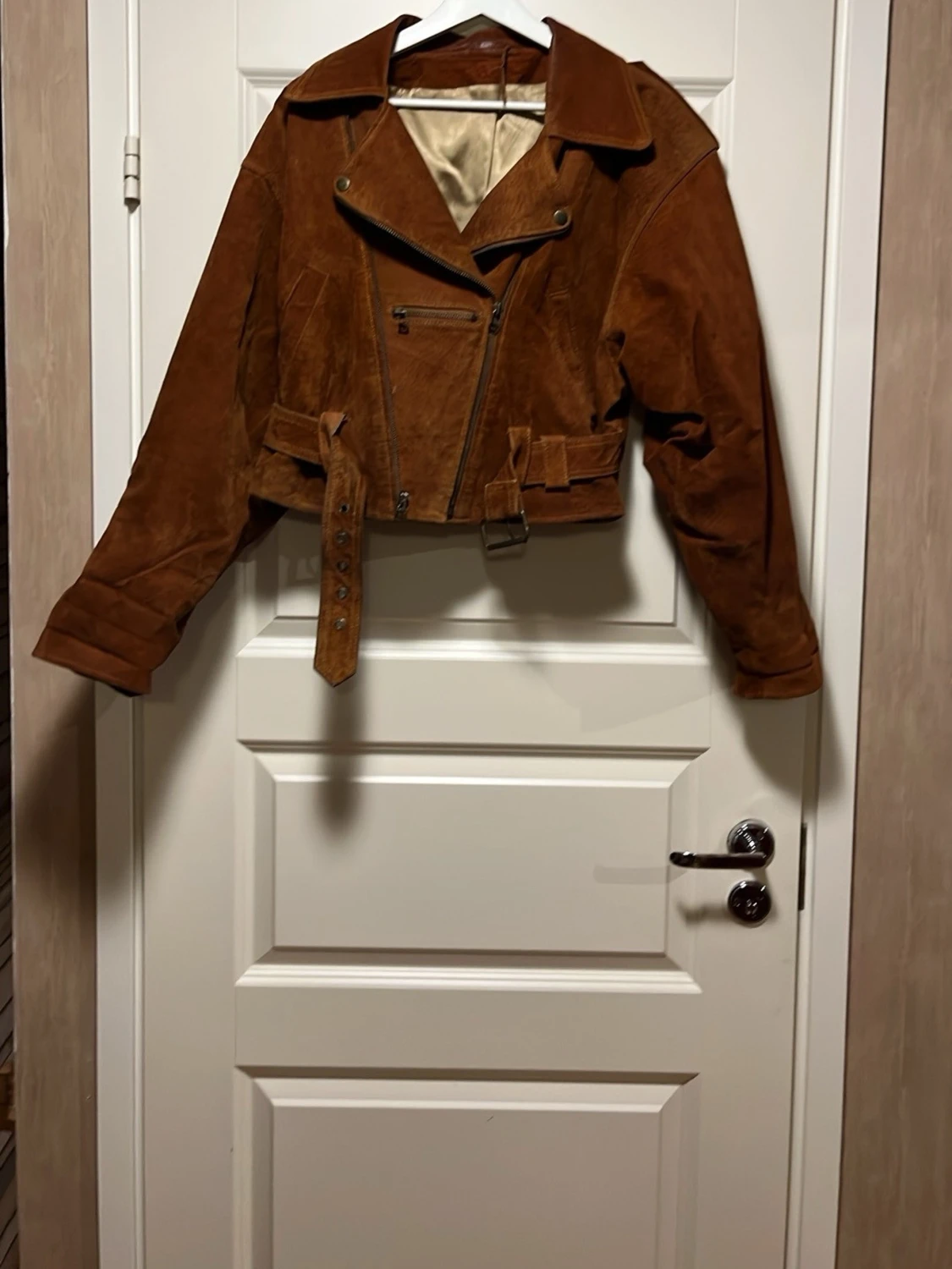 Brun mocka bikerjacka med bälte