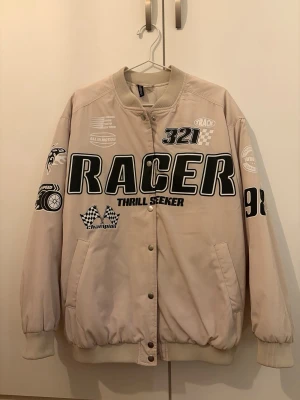 H&M - Oversized bomberjacka från H&M med print. 