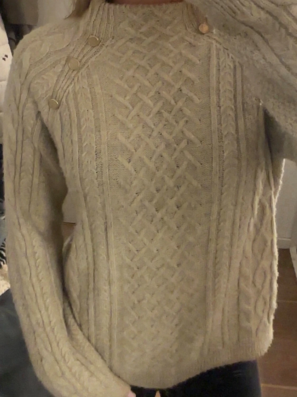 Beige stickad tröja från Reserved