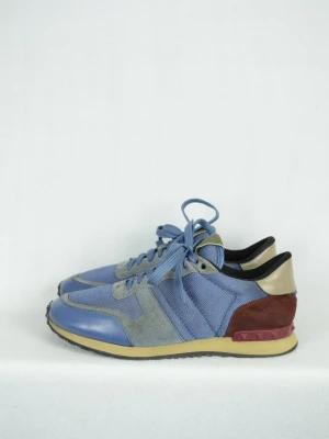 Valentino Rockrunner  - VALENTINO ROCKRUNNER  Storlek : 43  Passform : Normal   Användning : Skorna är i ett väldigt fint skick utan defekter  Nypris : Cirka 6000SEK