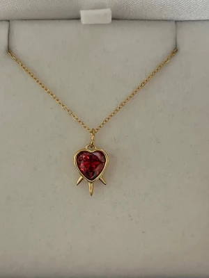 Maria Nilsdotter ”Three of Swords” inspirerat halsband - Aldrig använd, 18K guldpläterad och tillverkad i rostfritt stål. Kedjans längd 40+5 cm och nickelfri. Om du har fler frågor, tveka inte att höra av dig 🤗