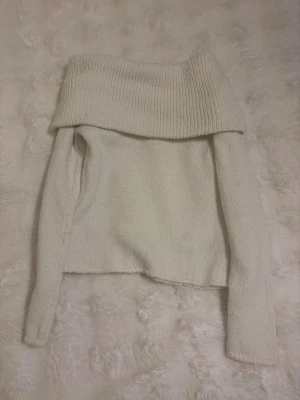 Offshoulder stickad tröja Gina Tricot - Super fin vit off shoulder stickad tröja från Gina tricot! Säljer denna då jag använder den aldrig. Har använts få tals gånger💕