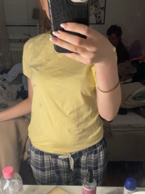 Gul t-shirt från 157 i bomull - Enkel gul t-shirt från 157 i 100% bomull. Klassisk rund halsringning och korta ärmar. Perfekt för dig som gillar basic och vill ha en fräsch färg i garderoben. Sitter normalt och är superbekväm till vardags.