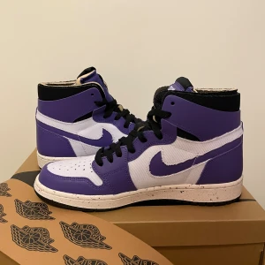 Nike Air Jordan 1 Zoom Air CMFT lila/vit - Helt nya Nike Air Jordan 1 Zoom Air CMFT i en fet lila och vit färgway med svarta detaljer. Storlek 42,5.