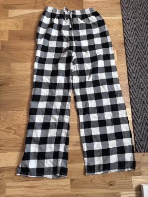Rutiga byxor  - Säljer ett par svartvita rutiga byxor från H&M i storlek 158/164. 💞