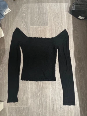 Långärmad fin tröja - Xs - det Säljer en långärmad fin tröja från NA-KD i storlek xs, lite extra stor i axlarna så man kan bestämma lite hur man vill ha dem😊 helt oanvänd!