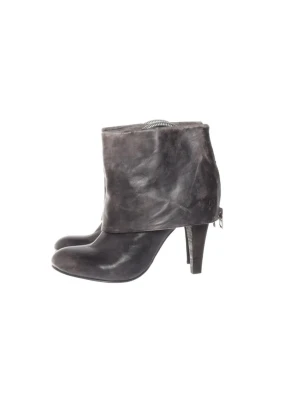 Klackskor  - Säljer ett par svarta klackar från Bronx som tyvärr var för små så jag har aldrig använt dem, har egentligen 39/40 så passar någon med 38/37, dem ser smutsiga ut men det är designen, är snyggare i verkligheten 