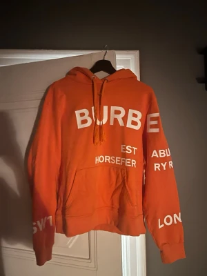 Burberry hoodie M - Snygg orange burberry hoodie.