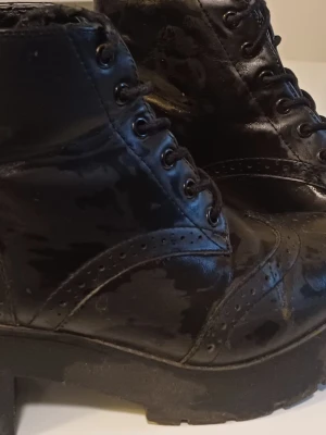 Svarta boots med klack och snörning - Bra och bekväm skor,  skinet  är lite avlösa som visar på bilder men syns knappt 