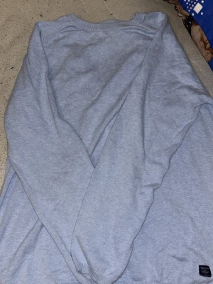 Ljusblå långärmad tröja Pull&Bear - Säljer en ljusblå långärmad tröja från Pull&Bear i storlek XL. Tröjan har en enkel och clean design med ribbade muddar vid hals och ärmslut. Perfekt för chill dagar och passar till det mesta. Materialet är mjukt och känns skönt mot huden.