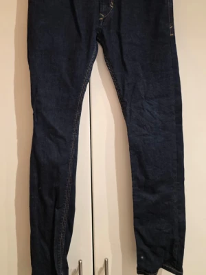 Mörkblå Diesel skinny jeans 16Y - Säljer ett par mörkblå skinny jeans från Diesel i storlek 16Y. Klassisk femficksmodell med snygga kontrastsömmar och Diesel Industry-detalj på fickan. Jeansen är i stretchigt denim och har en slim passform som sitter tajt hela vägen ner.