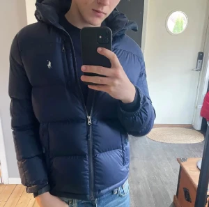 Ralph lauren jacka - Checka in mina andra jackor!                            Riktigt snygg Ralph lauren jacka perfekt för vintern. Jackan är i mycket bra skick, tveka inte med frågor. Storleken är L ungdom passar xs herr