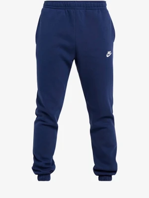 Mörkblå mjukisbyxor från Nike - Snygga mörkblå mjukisbyxor från Nike med klassisk logga broderad i vitt på vänster lår. Byxorna har elastisk midja och muddar vid bensluten, samt praktiska sidofickor. Perfekta för chill eller träning, tillverkade i mjuk bomullsmix.