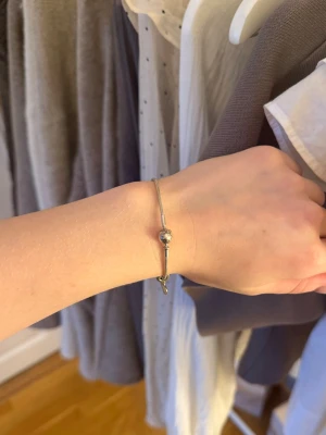 Pandora armband silver - Säljer mitt Pandora armband som är i silver. Jag har två berlocker till man får gärna köpa till dessa men det går även bra att köpa bara armbandet. Storleken på armbandet är 17 cm. Det behöver putsas upp lite men annars är det i jättefint skick. Hör gärna av dig vid frågor❤️
