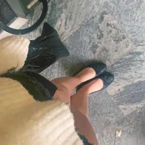 Svarta ballerinaskor med rosett - Säljer ett par klassiska svarta ballerinaskor med rund tå och söt rosettdetalj framtill. Skorna har en platt sula och är perfekta för dig som gillar en enkel och stilren look. Passar till både kjol och jeans.