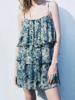 Zara klänning - Säljer nu denna fina klänning från Zara. Tycker den är superfin men tyvärr kommer den inte till användning . Har använt klänningen få gånger . Är i storlek M men passar S