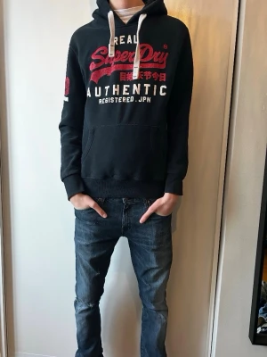 Superdry hoodie - Säljer en stilren Superdry hoodie i storlek M hoodien passar till allt och till alla årstider. ❄️🌼☀️🍁