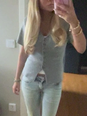 Ljusgrå kortärmad stickad tröja - Jätte söt tröja från Gina!