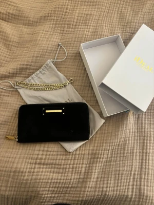 Kuvert väska - Kuvertväska/ plånbok perfekt till bal eller finare tillställningar, liten defekt se bild 4 men inget märkvärdigt💞