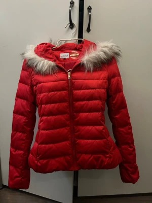 Helt ny miss sixty dun Jacka - Helt ny med prislapp kvar! Köpt i Kanada så 100% äkta gåsdun vilket håller dig väldigt varm. Aldrig använt pågrund av fel storlek. Det är storlek S men passar mycket mindre. Nypris ligger på 409$ så över 4000 svenska kronor. Pris kan diskuteras vid snabb affär! 💕