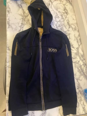 Hugo boss zip-hoodie  - Säljer denna då den är liten på mig. Allt fungerar, små skador men går ej se bara så! Priset kan diskuteras 