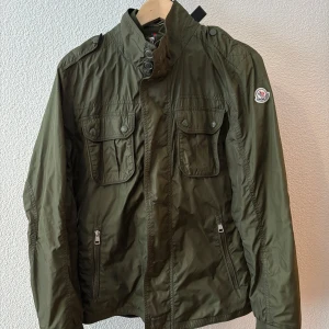 Moncler fieldjacket  - Moncler field jacket, size 2/M. Skick 7/10. Pris 3390! Vid frågor och funderingar är det bara att höra av sig, tag avklippt🙌