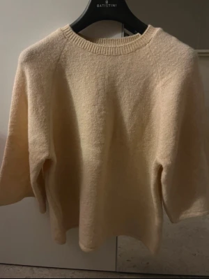 stickad trekvartsärm tröja  - jättesöt tröja från gina tricot! är öppen vid funderingar eller frågor🤍🤍