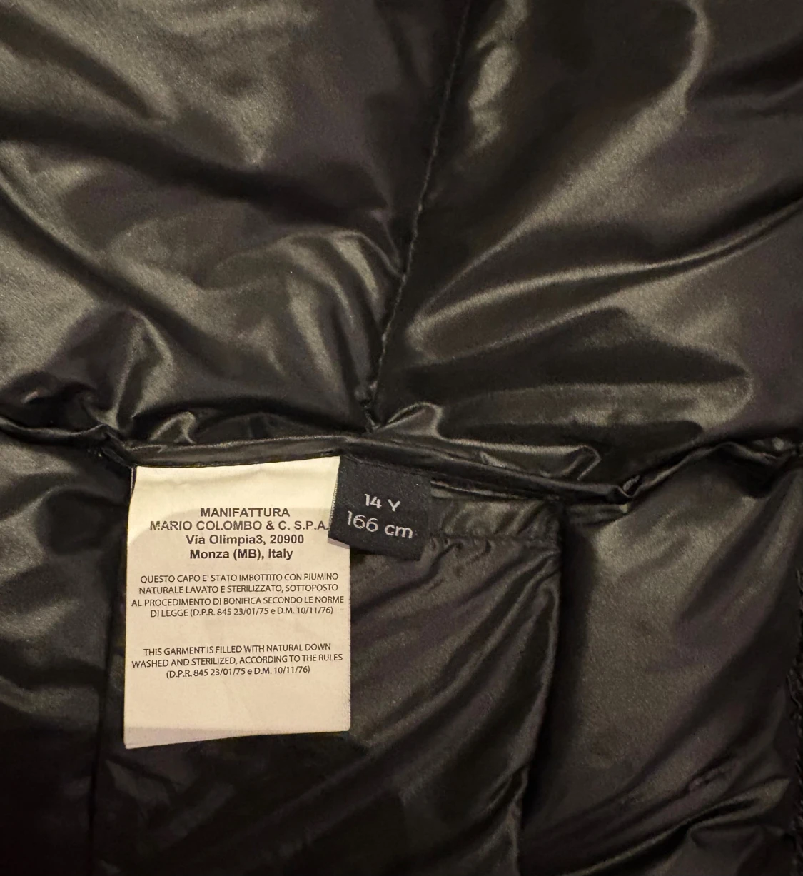 Svart glansig dunjacka från Colmar (med ett litet hål) - 1