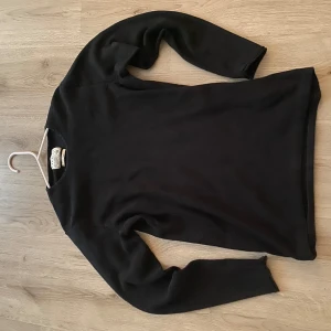 Svart långärmad tröja från Jack % Jones - En enkel svart långärmad tröja från Jack % Jones. Tröjan har rund halsringning och är tillverkad i ett mjukt material som passar perfekt till vardags. Stilren och lätt att matcha med olika outfits. Storlek s, säljer för 150