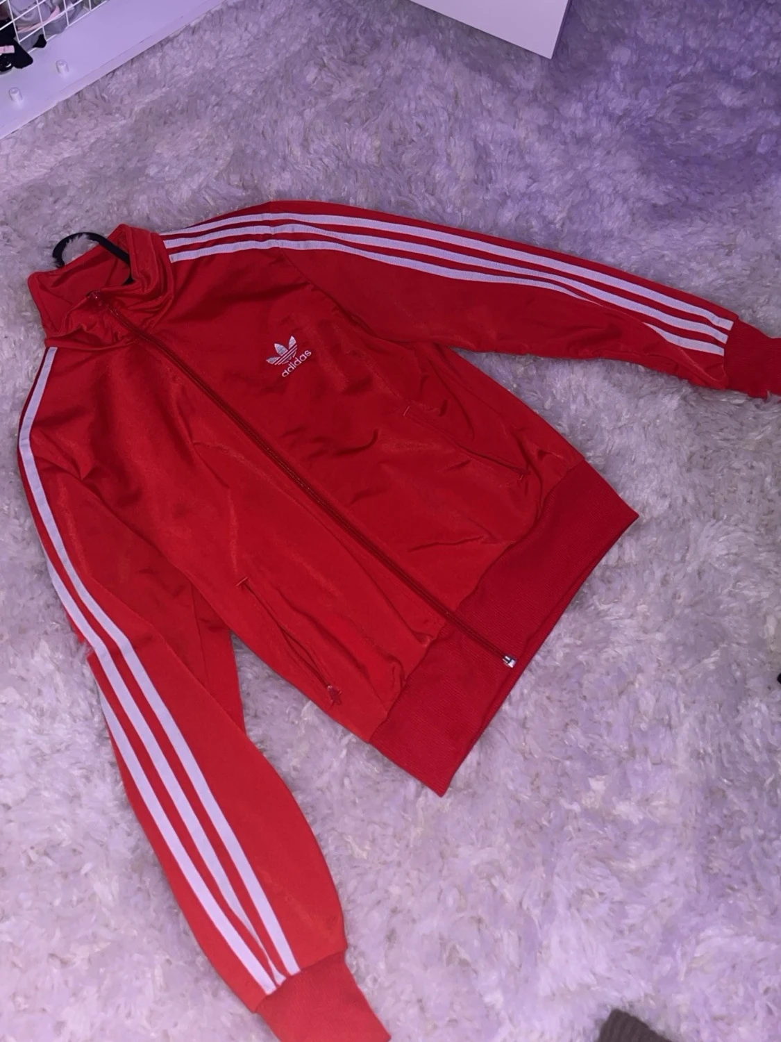 Röd Adidas vindjacka med vita ränder