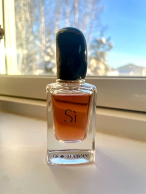 Giorgio Armani Sì EdP 30ml - Sì Eau de Parfum från Giorgio Armani, 30 ml. Köpt för några år sedan och mycket sparsamt använd. Ikonisk doft!