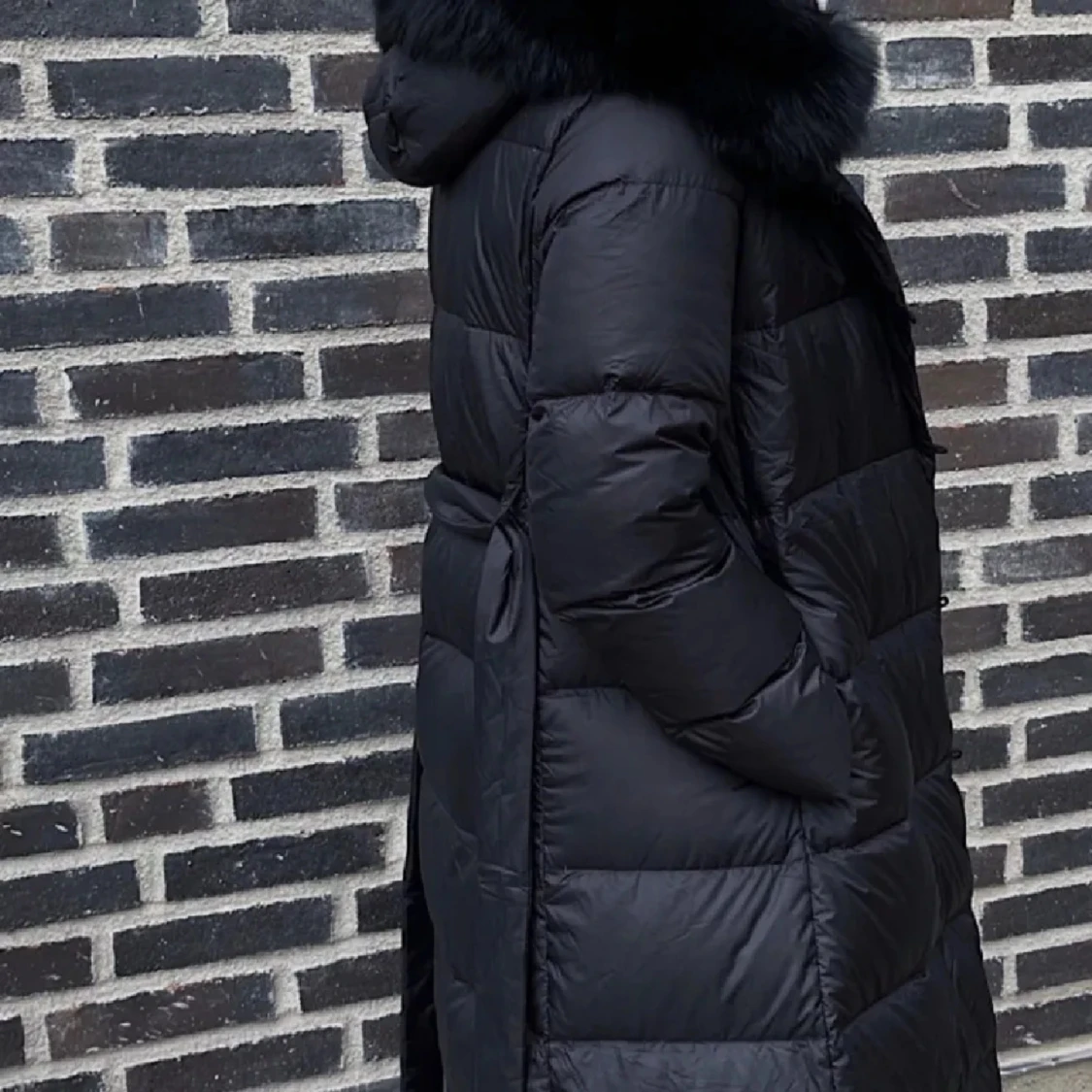 Svart lång dunjacka med päls