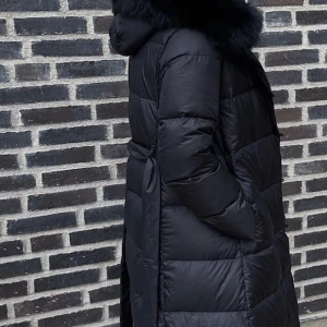 Svart lång dunjacka med päls - Från fur Stockholm / storlek M / nypris : 2800, använd 3 gånger  