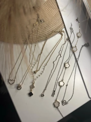 7st Halsband  - Bilden visar flera halsband och armband i olika färger och former, men ingen väst finns med.