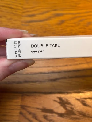 Ny Caia Cosmetics Double Take eye pen  - Helt ny oöppnad i sin förpackning ögon penna med både eyeliner och eyeshadow / ögonskugga To Pm från Bianca Ingrosso Caia
