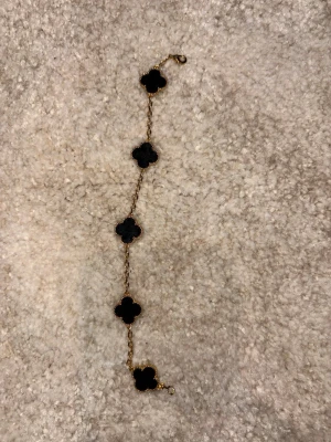 Van cleef Armband - Säljer nu ett stilrent armband som passar till det mesta, speciellt lite extra lyx | Säljes på grund av att det är lite för stor för mig | Aldrig använt