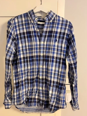 Flanell skjorta från Ralph Lauren  - Säljer denna snygga skjorta eftersom jag sorligt nog har vuxit ur den. Skjortan går lätt att matcha och snygg till sommaren!! Hör av er vid minsta fråga eller fundering😁