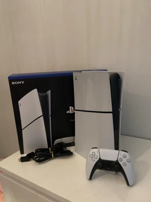 PlayStation 5 - Sony PlayStation 5 i mycket fint skick, komplett med originalkartong, DualSense-kontroll och strömkabel. Konsolen och handkontrollen ser ut att vara välvårdade utan synliga repor eller skador. Perfekt för dig som vill ha den senaste spelupplevelsen!