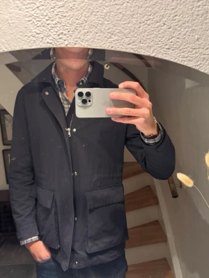 Mörkblå jacka från SuitSupply - Säljer en stilren mörkblå jacka från Suitsupply. ✅ Size 46 vilket motsvarar S. Modellen är 185 och bär i vanliga fall S/M. Kan gå ner i pris vid snabb affär. Inga skambud tack! 