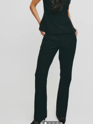 Svarta kostymbyxor lågmidja   - Snygga svarta kostymbyxor med en lågmidja från bik bok, skriv för fler bilder💓