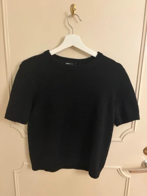 Svart stickad tröja Gina Tricot - Stickad tshirt från Gina Tricot, i storlek S.