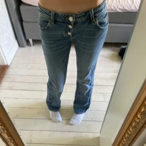Utsvängda jeans  - Super fina Gina Tricot Jeans!💓 Korta för mig som är 167cm på bilderna! Stl: 152, dom går att spänna in och ut i midjan beroende på hur stor man vill ha den!