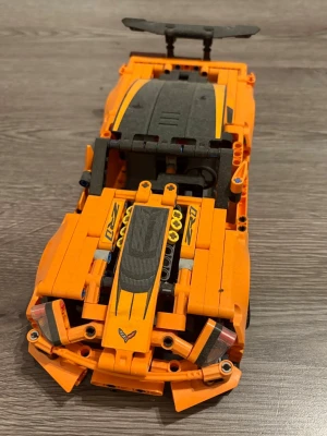 LEGO-bil - En byggd LEGO-bil som saknar vissa bitar. Bilen har legat på hyllan väldigt länge, därav damm men det torkas av innan leverans